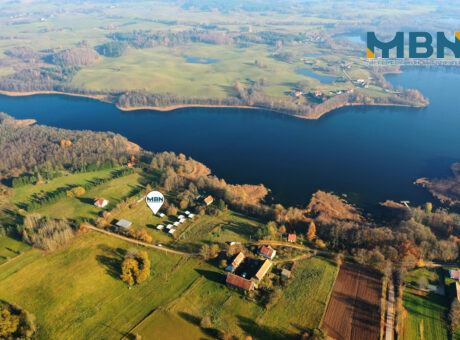 Zabudowana działka o pow. 1,1200ha z linią brzegową Jeziora