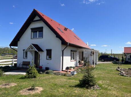 Dom z linią brzegową jeziora Bielskie