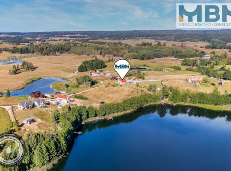 Dom z linią brzegową jeziora Bielskie