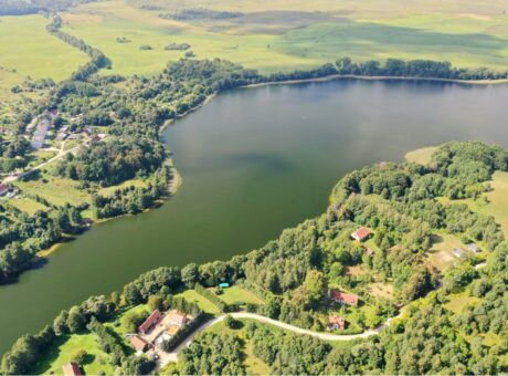 Działka budowlana z linią brzegową jeziora Buwełno